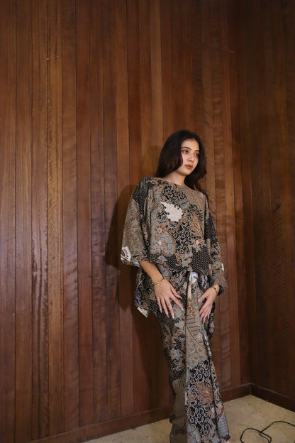 Seroja Sarong in Black